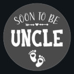 Sticker Rond Bientôt être oncle promu à oncle<br><div class="desc">Bientôt être Oncle promu à oncle Funny Crew Graphic design Cadeau Classic Round Sticker Classic Collection.</div>