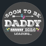 Sticker Rond Bientôt être papa 2024 Chargement<br><div class="desc">Bientôt Be Daddy 2024 Chargement Promoted to Daddy Funny Crew Graphic design Cadeau Classic Stickers Classic Classic Classic Collection.</div>