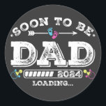 Sticker Rond Bientôt être papa 2024 Chargement<br><div class="desc">Bientôt être papa 2024 Chargement Promoté à Papa Funny Crew Graphic design Cadeau Classic Stickers Classic Classic Collection classique.</div>