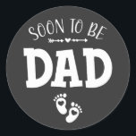 Sticker Rond Bientôt être papa promu à papa<br><div class="desc">Bientôt être papa promu à Papa Funny Crew Design graphique Cadeau Classic Round Sticker Classic Collection.</div>