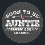 Sticker Rond Bientôt être Tante 2024 Chargement<br><div class="desc">Bientôt Be Auntie 2024 Chargement Promoted to Tante Funny Crew Graphic design Cadeau Classic Stickers Round Collection Classic.</div>