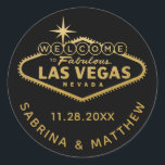 Sticker Rond Bienvenue à Vegas Sign Black avec or<br><div class="desc">Favoriser l'autocollant ou le sceau d'enveloppe avec le "Welcome to Fabulous Las Vegas" Se connecter fausse feuille d'or. Cliquez sur PERSONNALISER ULTÉRIEUR pour modifier la couleur,  la police et la couleur du texte arrière - plan.</div>