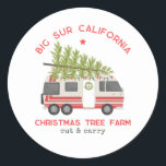 Sticker Rond Big Sur Christmas Tree Farm Camping Vintage RV<br><div class="desc">Illustration d'un camping-car rétro décoré de lumières de Noël,  de couronnes et d'arbres de Noël attachés au sommet. Texte dit,  "Big Sur California Christmas tree farm" "couper et transporter"</div>