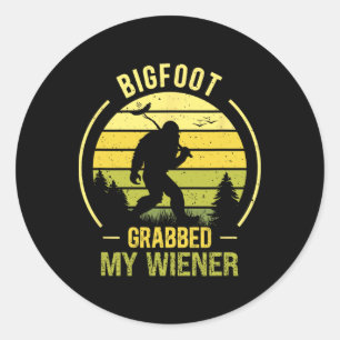 Sticker Rond Bigfoot a attrapé mon Wiener Funny Bbq Sasquatch