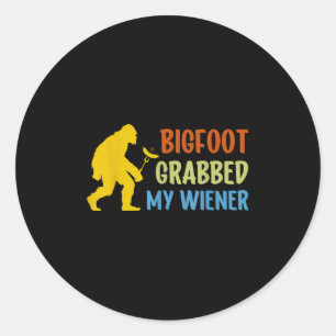 Sticker Rond Bigfoot a attrapé mon Wiener Funny Bbq Sasquatch