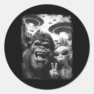 Sticker Rond Bigfoot Alien Selfie Rock On Signe De Paix Drôle U