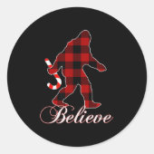 Sticker Rond Bigfoot Buffalo Plaid Believe Candy Cane Christmas (Devant)