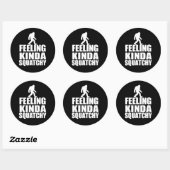 Sticker Rond Bigfoot Marcher Sentiment Genre Squatchy (Feuille)