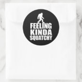 Sticker Rond Bigfoot Marcher Sentiment Genre Squatchy (Sac)