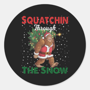 Sticker Rond Bigfoot Noël Drôle Squatchin À Travers La Neige