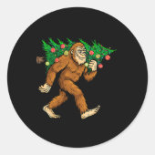 Sticker Rond Bigfoot portant Noël Arbre Sasquatch Croyant (Devant)