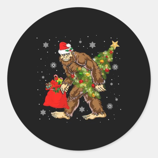 Sticker Rond Bigfoot portant Noël Arbre Sasquatch Croyant (Devant)