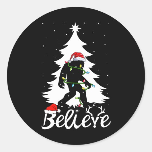 Sticker Rond Bigfoot portant Noël Arbre Sasquatch Croyant (Devant)