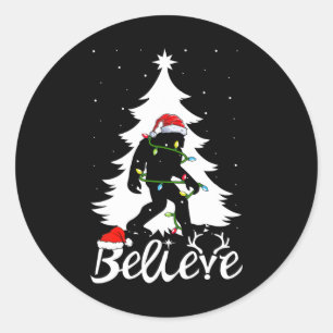 Sticker Rond Bigfoot portant Noël Arbre Sasquatch Croyant