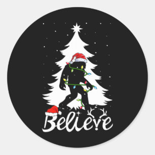 Sticker Rond Bigfoot portant un arbre de Noël, adepte de Sasqua