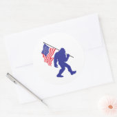 Sticker Rond Bigfoot portant un drapeau américain (Enveloppe)