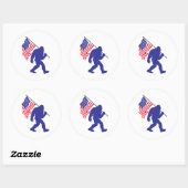 Sticker Rond Bigfoot portant un drapeau américain (Feuille)