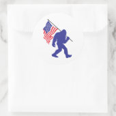 Sticker Rond Bigfoot portant un drapeau américain (Sac)