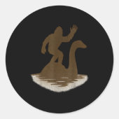 Sticker Rond Bigfoot Riding Loch Ness Monster Funny Sasquatch  (Devant)