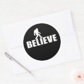 Sticker Rond Bigfoot Sasquatch Marcher Je Crois (Enveloppe)