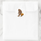 Sticker Rond Bigfoot Sasquatch portant un T-shirt Citrouille ef (Sac)