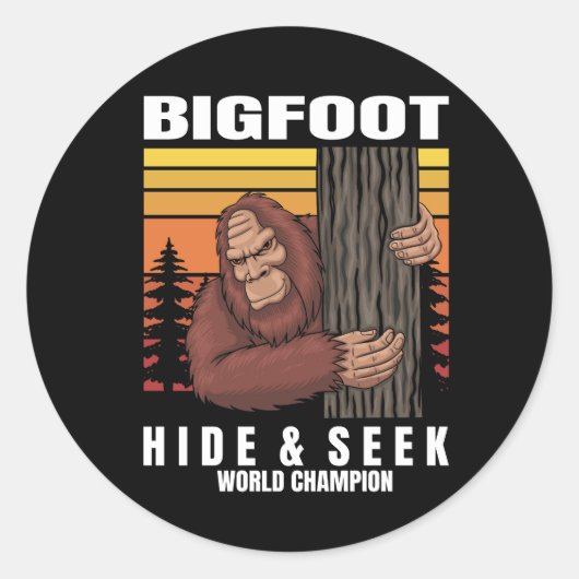 Sticker Rond bigfoot se cachant dans un arbre rétro (Devant)