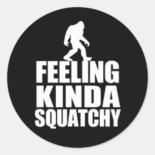 Sticker Rond Bigfoot Squatchy aimable se sentant de marche