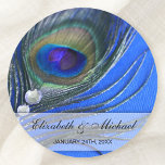 Sticker Rond Bijoux Peacock plumes Bleu mariage Favoriser Étiqu<br><div class="desc">Sur ces autocollants figurent une plumes de paon glamour et des bijoux. Customisez facilement avec les détails de votre événement. Ces étiquettes autocollants sont parfaits pour personnaliser les sacs de faveur,  boîtes de faveur,  enveloppes,  et plus encore!</div>