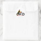 Sticker Rond BIKER CHICK assise sur sa moto (Sac)