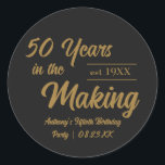Sticker Rond Black and Gold 50th Birthday Party<br><div class="desc">Notre élégant autocollant du 50e anniversaire du mariage présente un superbe design de confettis dorés et une belle bordure dorée présentant une élégante typographie dorée. Le moyen idéal d'aider les êtres chers à célébrer 50 ans d'amour et d'engagement. Levons un verre et faisons de nouveaux souvenirs ensemble !</div>