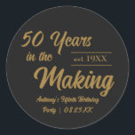 Sticker Rond Black and Gold 50th Birthday Party<br><div class="desc">Notre élégant autocollant du 50e anniversaire du mariage présente un superbe design de confettis dorés et une belle bordure dorée présentant une élégante typographie dorée. Le moyen idéal d'aider les êtres chers à célébrer 50 ans d'amour et d'engagement. Levons un verre et faisons de nouveaux souvenirs ensemble !</div>