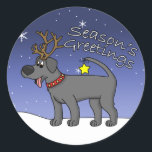 Sticker Rond Black Lab de Christmas<br><div class="desc">Joli cadeau de Noël noir Labrador Retriever! Dehors dans la neige, avec un beau ciel nocturne d'hiver au-dessus, un dessin animé noir de laboratoire pantalon joyeusement en portant des bois de rennes bruns, un collier rouge, et une étoile jaune attachée sur sa queue. De gros flocons blancs tombent au sol,...</div>