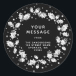 Sticker Rond Black White Christmas Holly Wreath Adresse de reto<br><div class="desc">Céréales blanches à lino-imprimer et des baies avec des flocons de neige / plus de baies disposées au hasard. Fonctionne sur des autocollants ronds et carrés. Tout le texte est entièrement modifiable. Autres couleurs et produits de coordination disponibles dans mon magasin.</div>