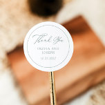 Sticker Rond Blanc et vert Sage | Mariage italien d'élégance<br><div class="desc">Ces autocollants simples et élégants,  blancs et verts sauge mariage sont de style classique,  ancien avec calligraphie romantique qui dit "merci". Donnez le ton à votre mariage de luxe et raffiné d'inspiration italienne avec ce design élégant et minimaliste.</div>