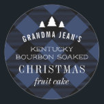 Sticker Rond Bleu Buffalo Plaid Christmas Tree Cadeau<br><div class="desc">La touche de finition parfaite pour vos cadeaux de vacances, cet autocollant personnalisé présente des formes d'arbre de Noël blanc au-dessus facile à modifier texte sur un arrière - plan vintage à motif de buffle bleu et noir. De multiples lignes de texte font de cet autocollant l'outil idéal pour étiqueter...</div>