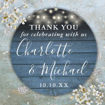 Sticker Rond Bleu Rustique Chaîne Lumières Mariage Favoriser Me<br><div class="desc">Symbole de signature rustique pour mariage merci classique collant rond avec de jolies lampes à cordes et des noms de style signature sur un arrière - plan de panneaux de bois bleu. Personnalisez avec vos informations de remerciement spéciales en typographie blanche chic. Conçu par Thisisnotme©</div>