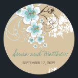 Sticker Rond Bleu tropical Hibiscus Plage Mariage Favoriser Sti<br><div class="desc">Tropical Blue Hibiscus Flower Grunge Beach Wedding Favor Sticker. Ce design présente 3 fleurs d'hibiscus bleu turquoise d'aqua tropicale sur un arrière - plan taupe couleur sable. Idéal pour un mariage à destination de la plage ou de l'île. Conçu par fat*fa*tin. Facile à customiser avec votre propre texte, photo ou...</div>