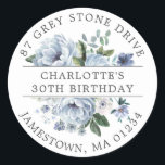 Sticker Rond Blue Floral 30th Birthday Adresse de retour Label<br><div class="desc">Ajoutez une touche spéciale à vos enveloppes d'invitation d'anniversaire avec ce design rond élégant. Il dispose d'un bouquet de roses bleus poussiéreux et de pivoines au centre. Les feuilles d'eucalyptus bleus lui donnent une ambiance botanique rustique. Le nom et l'anniversaire sont écrits au centre sur une bande blanche, et l'adresse...</div>