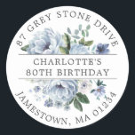 Sticker Rond Blue Floral 80th Birthday Adresse de retour Label<br><div class="desc">Ajoutez une touche spéciale à vos enveloppes d'invitation d'anniversaire avec ce design rond élégant. Il dispose d'un bouquet de roses bleus poussiéreux et de pivoines au centre. Les feuilles d'eucalyptus bleus lui donnent une ambiance botanique rustique. Le nom et l'anniversaire sont écrits au centre sur une bande blanche, et l'adresse...</div>