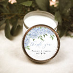 Sticker Rond Blue Hydrangea Customisé mariage Favor<br><div class="desc">Ce magnifique design présente des fleurs d'aquarelle et votre texte personnalisé. Utilisez le modèle pour remplir vos informations. La fonction "Personnaliser plus loin" peut être utilisée pour modifier la police (taille,  style,  couleur),  ajouter des lignes de texte ou modifier la disposition.</div>