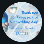 Sticker Rond Blue Starfish Tropical Christmas Wedding Labels<br><div class="desc">Marques de noces tropicales rondes à thème Noël. Merci aux invités avec des autocollants de service personnalisés. Des ornements d'étoiles de mer blanches et de maras bleus recouvrent l'arrière - plan de texte modèle bleu. Inclure les noms de la mariée,  du marié et de la date du mariage.</div>