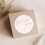 Sticker Rond Blush rose et Gold Wedding Favor Merci<br><div class="desc">Douche nuptiale / mariage sur mesure merci stickers et étiquettes avec calligraphie or sur arrière - plan rose vif.</div>