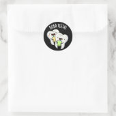 Sticker Rond Boba Teeth drôle Boba Tea Pun Dark BG (Sac)