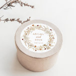 Sticker Rond Boho Fleur sauvage Floral Butal Mariage<br><div class="desc">Sticker rond Boho Fleur sauvage Floral Butterfly Mariage Classic présente un beau bouquet de fleurs sauvages,  ainsi que des illustrations de papillons délicates.</div>