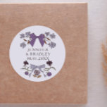 Sticker Rond Boho Lilac Ribbons Floral Wedding Favoriser<br><div class="desc">Autocollant Boho et rustique pour mariage avec illustration dessinée à la main des arcs et des fleurs aux couleurs lilas.</div>
