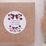 Sticker Rond Boho Magneta Ribbons Floral Wedding Favoriser<br><div class="desc">Autocollant de faveur de mariage Boho et rustique avec illustration dessinée à la main des arcs et des fleurs aux couleurs magenta.</div>