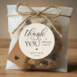 Sticker Rond Boho moderne Mariage mignon Merci de coeur cadeaux<br><div class="desc">Cadeaux de Merci minimaliste Mariage moderne Sticker classique en écriture romantique,  petit coeur mignon,  avec signature mariée et mariage,  en noir et crème.</div>