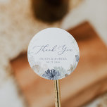 Sticker Rond Boho Ocean Beach Mariage bleu Merci Favoriser<br><div class="desc">Boho Rustic Élégant Sur La Plage Ocean Coral Shell Dusty Blue Mariage Merci Favor Classic Round Sticker. Modèle minimaliste de style bohème, coquillages de bord de mer arrangés avec des coquillages bleus et crème et des coraux en aquarelle imprimés à la main. La couleur bleu arrière - plan est somptueuse...</div>