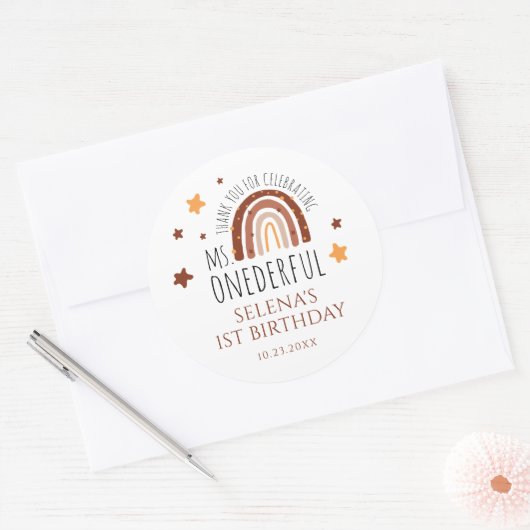 Sticker Rond Boho Rainbow Girl premier anniversaire (Enveloppe)