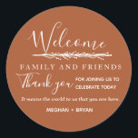 Sticker Rond Boho Rust Bienvenue à notre Mariage<br><div class="desc">Les autocollants de rouille de Boho sont un excellent moyen d'accueillir vos invités et de les remercier d'être venus à votre fête mariage. Ils lisent : Bienvenue famille et amis. Merci de nous rejoindre pour célébrer aujourd'hui. Cela signifie pour nous le monde que vous êtes ici. Customisez avec vos noms....</div>